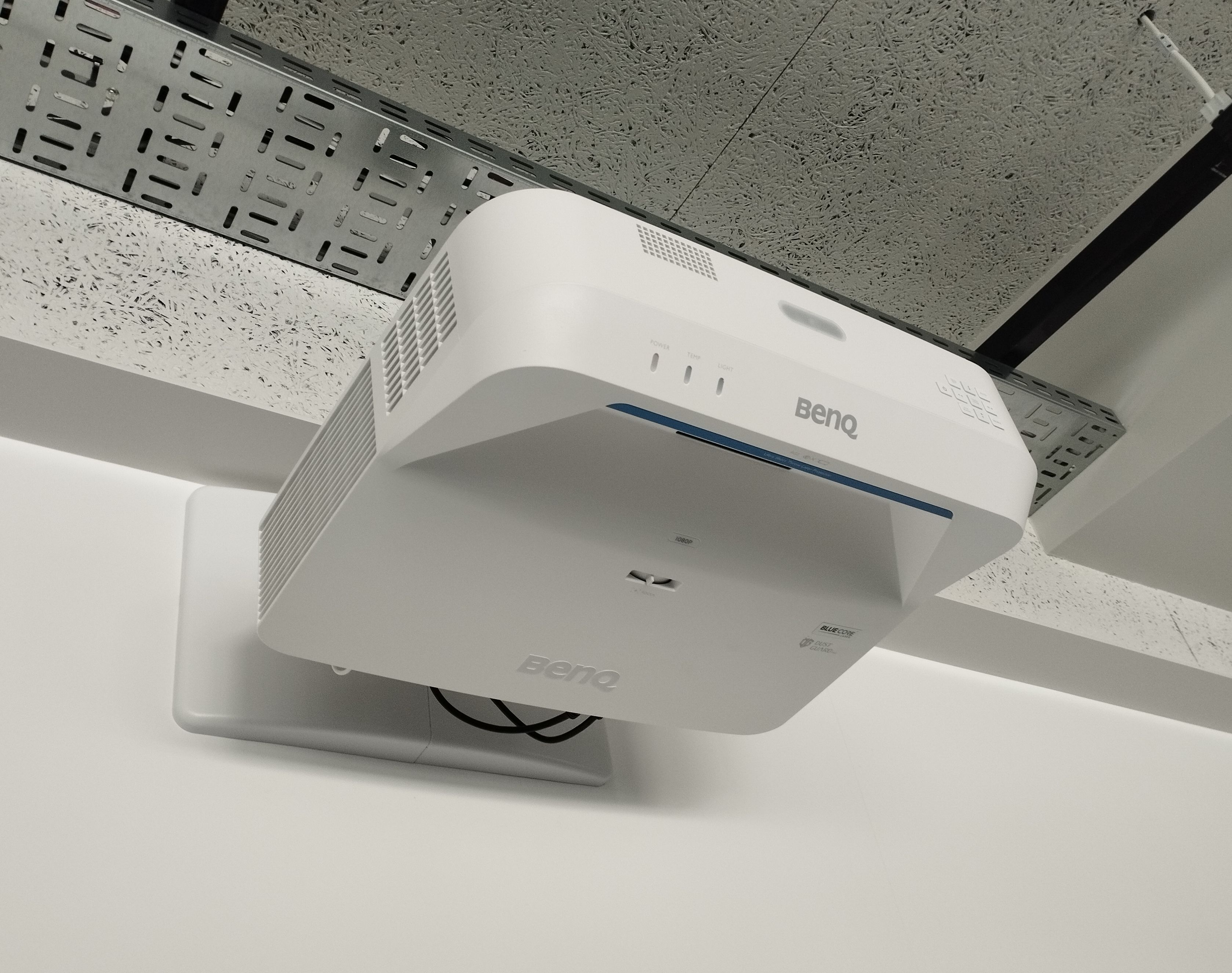 液晶プロジェクター